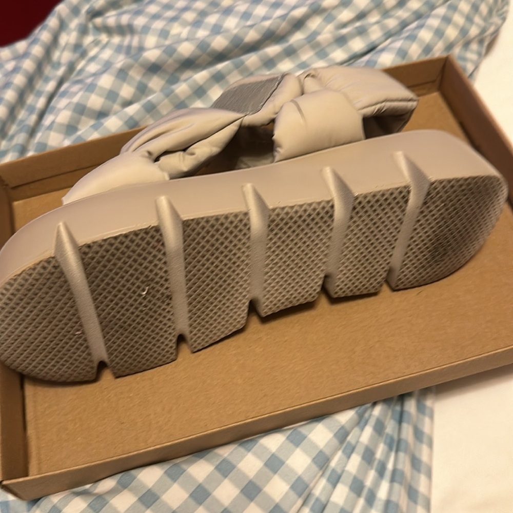 In the box - Picture 5 of 6